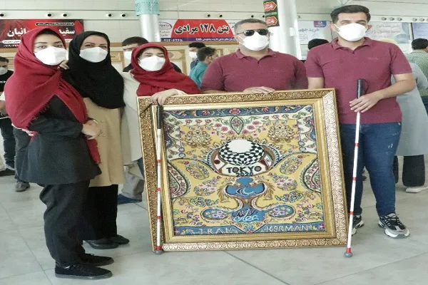 قالیچه بافته شده از سوی نابینایان در کرمان رونمایی شد