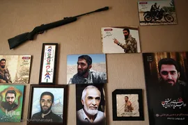 دیدار جمعی از پیشکسوتان و اساتید جامعه قرآنی با خانواده شهید حسین معزغلامی، از شهدای قرآنی مدافع حرم