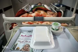 توزیع غذای حضرتی آستان مقدس حضرت عبدالظیم حسنی(ع) میان بیماران کرونایی بستری در بیمارستان فیروزآبادی شهر ری