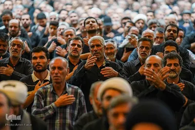 نماز ظهر عاشورا در شبستان امام خمینی(ره)‎ حرم شاهچراغ(ع)