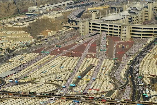 Allah Evinin ziyarətçiləri Mina diyarına tərəf hərəkətdədirlər