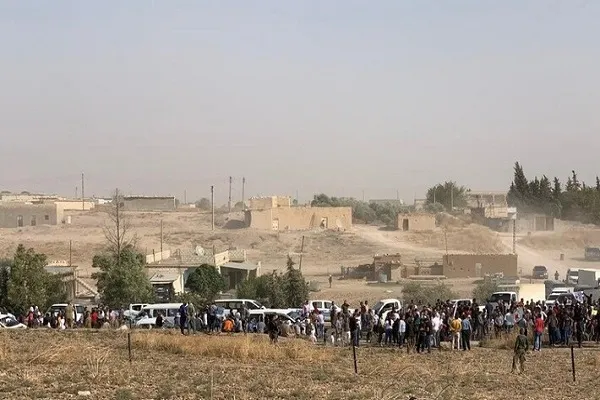 تجمع هزاران سوری در مقابل پایگاه نظامی آمریکا در «رأس العین»