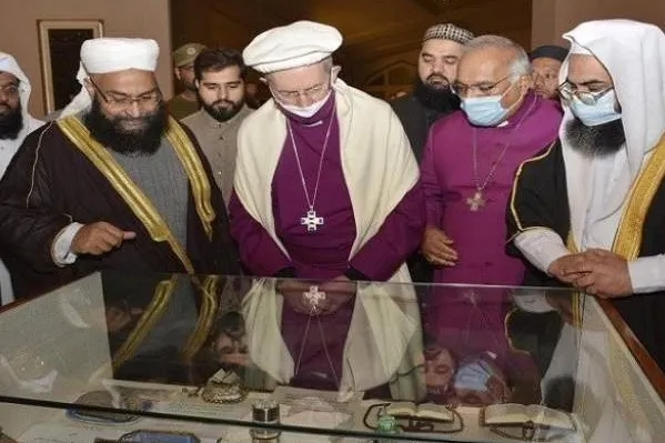 El arzobispo de Canterbury visita una mezquita en Pakistán
