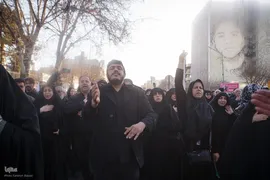 تجمع خودجوش مردم عزادار تهران در میدان انقلاب
