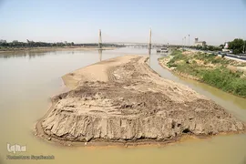 مرثیه کارون- تجاوز به حریم و تخریب‌های انسانی، تخلیه لوله فاضلاب و پساب‌های نیشکر موجب افزایش روزافزون رشد نیزارها  و به وجود آمدن جزیره‌های کوچک و بزرگ در نقاط مختلف این رودخانه شده است.