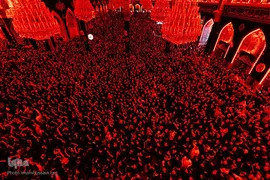 برافراشتن قرآن کریم همزمان با تعویض پرچم گنبد امام حسین(ع)