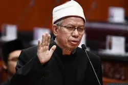 Malaysian Official Stresses Closure of Mosques to Curb Coronavirus Spread