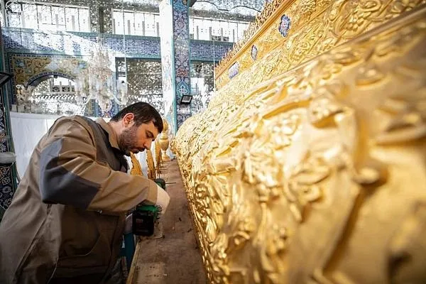 بالصور...ملاكاتُ العتبة العبّاسية تشرع بتفكيك الشبّاك القديم لمرقد السيّدة زينب (ع)