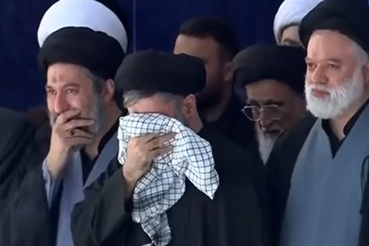 Wanae Shahidi Ayatullah Khamenei katika Swala ya mazishi katika Musalla wa Tehran