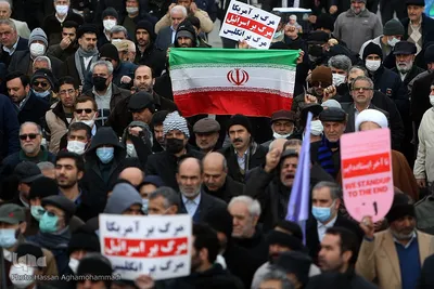 راهپیمایی نمازگزاران تهرانی در محکومیت اهانت نشریه فرانسوی به ساحت شریف مرجعیت