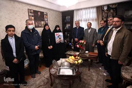 دیدار جمعی از پیشکسوتان و اساتید جامعه قرآنی با خانواده شهید حسین معزغلامی، از شهدای قرآنی مدافع حرم