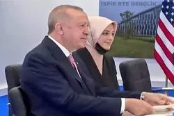 Les internautes saluent le choix d'une traductrice voilée lors de la rencontre d'Erdogan avec Biden