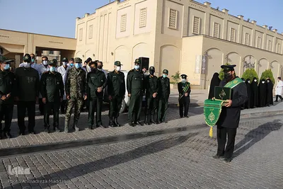 اهتزاز پرچم متبرک به نام امام حسین(ع) در بین الحرمین شیراز‎‎