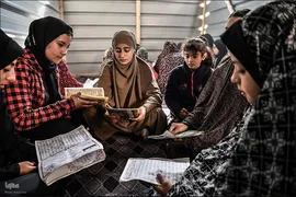 دختران غزه به تحصیل در رشته قرآن و حفظ ادامه می دهند