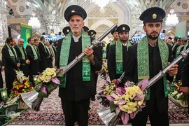 آیین تعویض پرچم گنبد حرم مطهر امام رضا(ع)