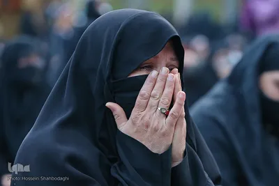 Schwarze Trauerflagge auf Kuppel des Heiligtums von Fatima Masuma