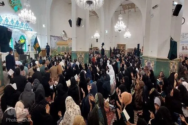دعای عرفه ویژه زائران غیرایرانی در حرم رضوی برگزار شد + عکس
