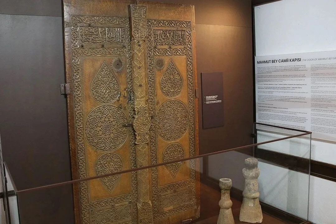 UNESCO Dünya Mirası Listesi'ndeki 660 yıllık caminin kapısı müzede sergileniyor