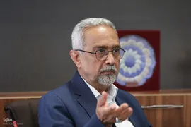 محمد نهاوندیان - سیاستمدار، مدرس دانشگاه و اقتصاددان ایرانی
