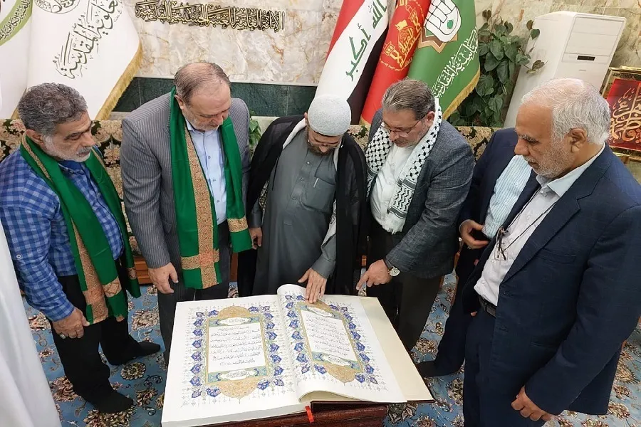 Isang Regalo ng Pagpipitagan: Ang Iraniano Kaligrapiyo ay Nagbigay ng Sulat-kamay na Qur’an sa Banal na Dambana ng Imam Hussein