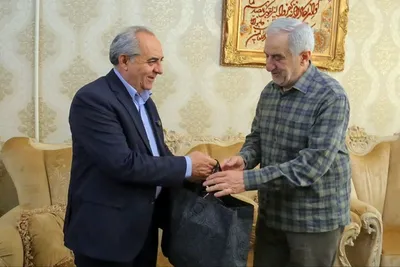 دیدار استاندار آذربایجان شرقی با معلم دوران دبیرستان