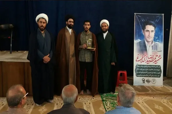 تجلیل از برگزیدگان مسابقه مجازی دارالقرآن پرند در نمازجمعه + عکس