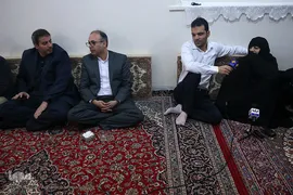 حضور جمعی از جامعه قرآنی در منزل مرحوم استاد عباس رنجبر، پیشکسوت قرآنی
