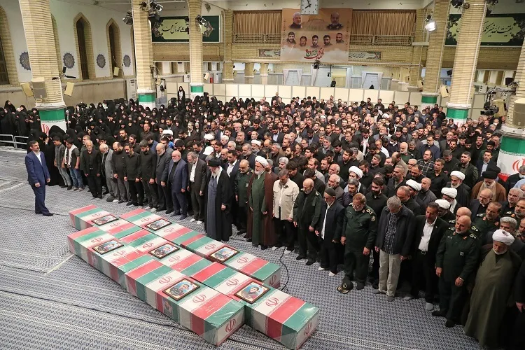 اقامه نماز رهبر معظم انقلاب بر پیکر ۷ شهید راه قدس