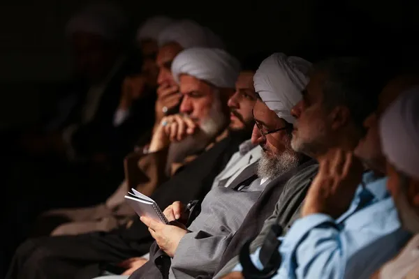 تماشای نمایش «جمعه‌ای که تعطیل نبود» توسط امام جمعه تبریز