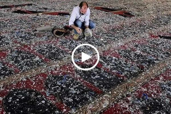 بالفيديو... لبنانيون ينظفون مسجد 