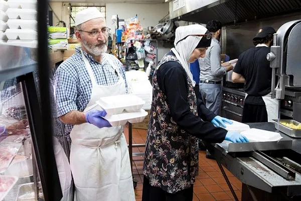 Amerika'da Suriyeli aileden iftar yemeği