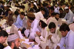 Im Ramadan speist die Scheich-Zayid-Moschee täglich 30.000 Menschen zum Fastenbrechen (Iftar)
