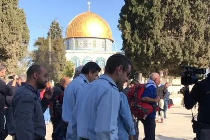 Gerusalemme, coloni invadono il complesso di al-Aqsa e entrano nella sala di preghiera delle donne