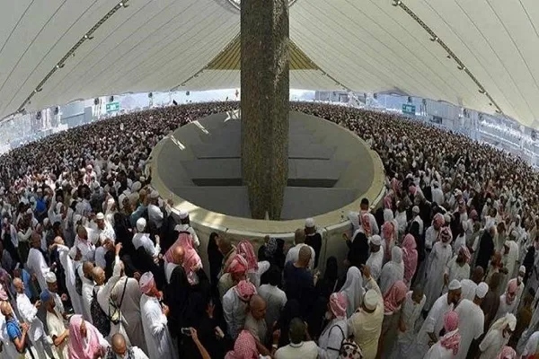الحجاج يبدؤون رمي الجمرات في أول أيام عيد الأضحى