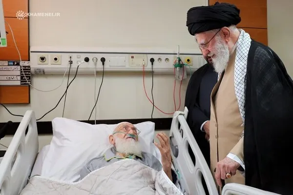 رهبر معظم انقلاب از آیت‌الله نوری همدانی عیادت کردند