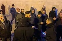 Le forze di occupazione aggrediscono fedeli dentro la moschea di al-Aqsa