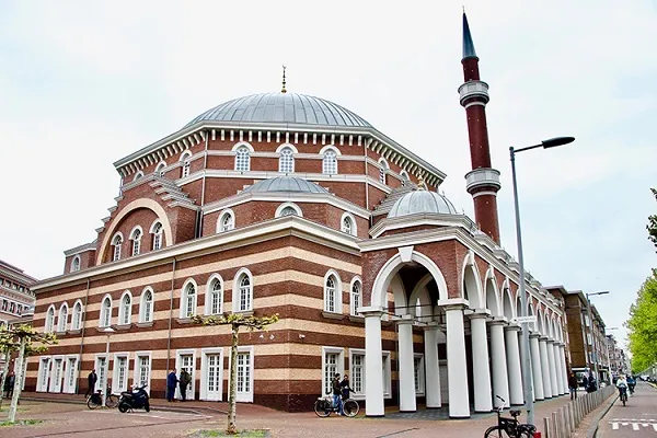 Hollanda’da Müslüman toplum için önemli bir kazanım: 40.000 imza toplandı
