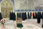 غبارروبی ضریح مطهر حرم بانوی کرامت از سوی جمعی از طلاب بین‌المللی