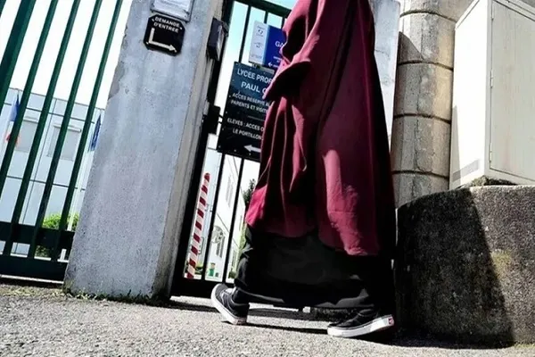 Le président français reste ferme sur l’interdiction de l’abaya