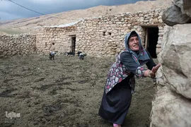 آمنه گاهی اوقات در خانه آشپزی می‌کند و از گوسفندان تازه متولد شده نگه داری می‌کند.