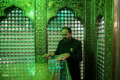آیین غبارروبی حرم مطهر حضرت احمدبن موسی الکاظم علیهماالسلام، با حضور خانواده‌های مکرم شهدا