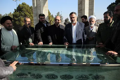 حضور کاروان قرآنی انقلاب بر مزار آیت الله یثربی امام جمعه فقید کاشان