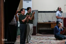 مسجد ملک آباد به علت واقع شدن در فضای بازار همه روزه تا ساعاتی بعد از اقامه نماز جماعت ظهر و عصر باز می باشد تا  رهگذران نیز بتوانند نمازشان را در مسجد بخوانند