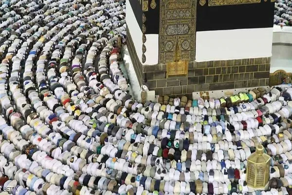 استعداداً لموسم الحج.. رفع كسوة الكعبة ثلاثة أمتار