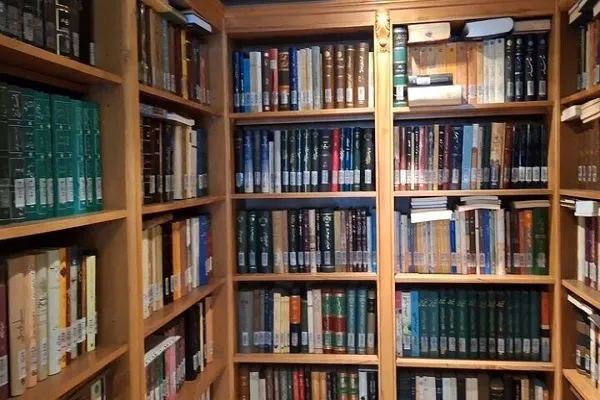 اهدای گنجینه ارزشمند پزشک گیلانی با ۳۰ هزار نسخه کتاب به کتابخانه مرکزی رشت