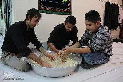 آماده سازی اوماج حلوای سنتی زنجان برای روز عاشورا