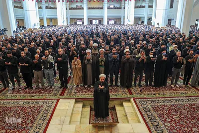 نماز ظهر عاشورا در شبستان امام خمینی(ره)‎ حرم شاهچراغ(ع)