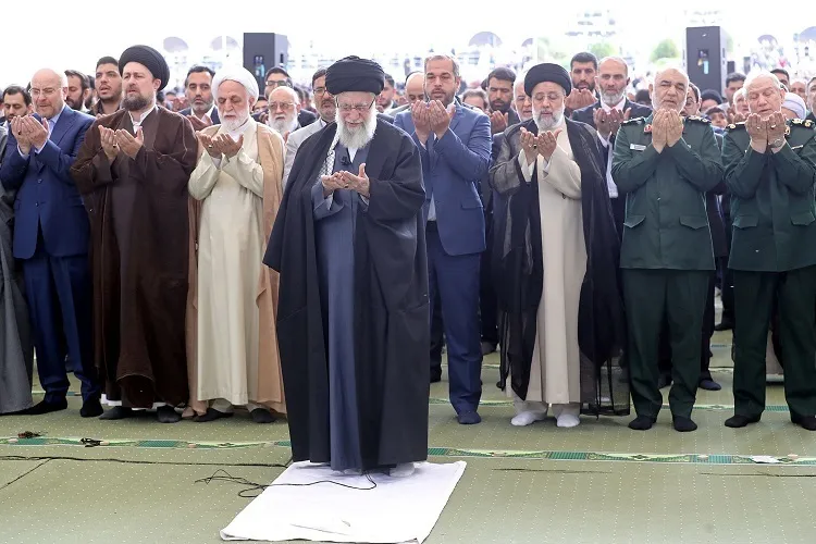 Solat Aidilfitri diimamkan oleh Pemimpin Tertinggi Revolusi + klip