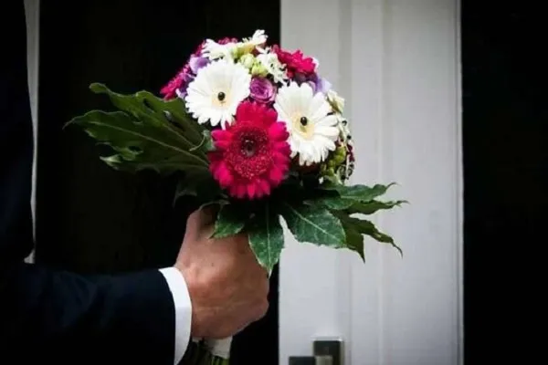 خواستگاری در ملأ عام جرم است؟