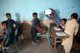 توزیع لوازم التحریر هم نمک در جازموریان